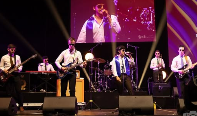 Un groupe de musiciens étudiants.