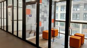 Écrans de code lors d'un hackathon.