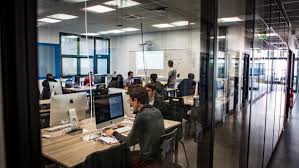 Photo d'un robot en construction.