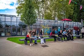 Photo d'un stand de salon étudiant.