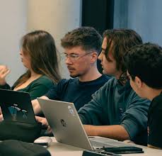 Photo d'un intervenant lors d'une conférence sur l'IA.